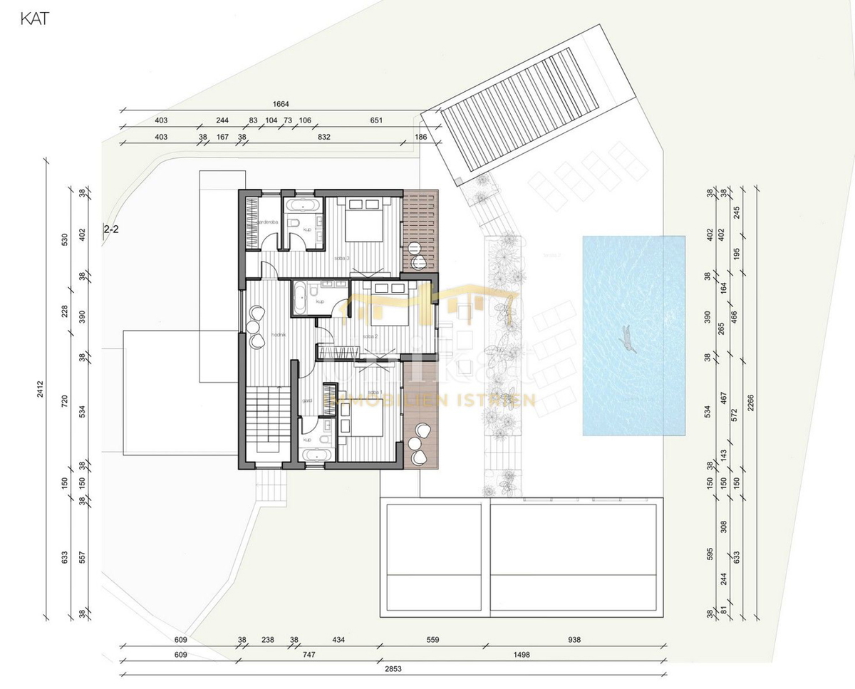 Vila s bazenom, obdana z naravo